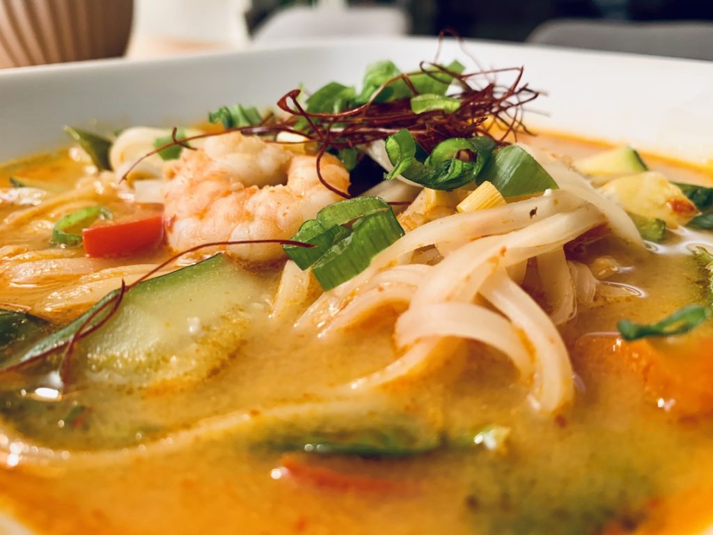 Rote Thai Suppe mit Garnelen