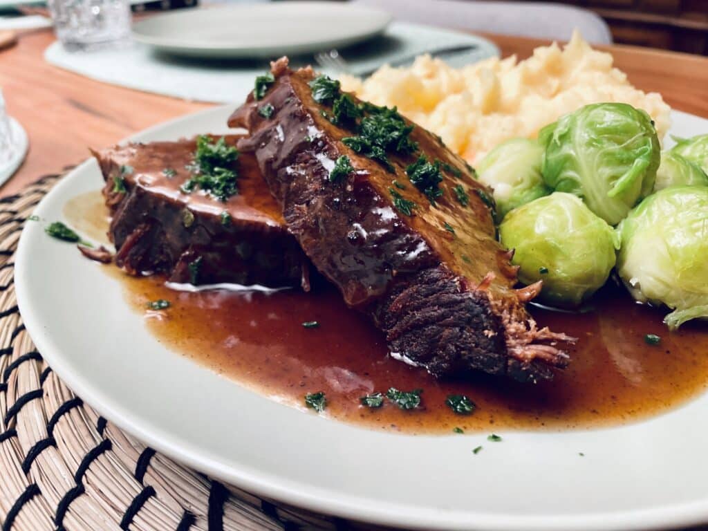 Saftiger Rinderbraten in traumhafter dunkler Sauce - Der Geschmacksdealer