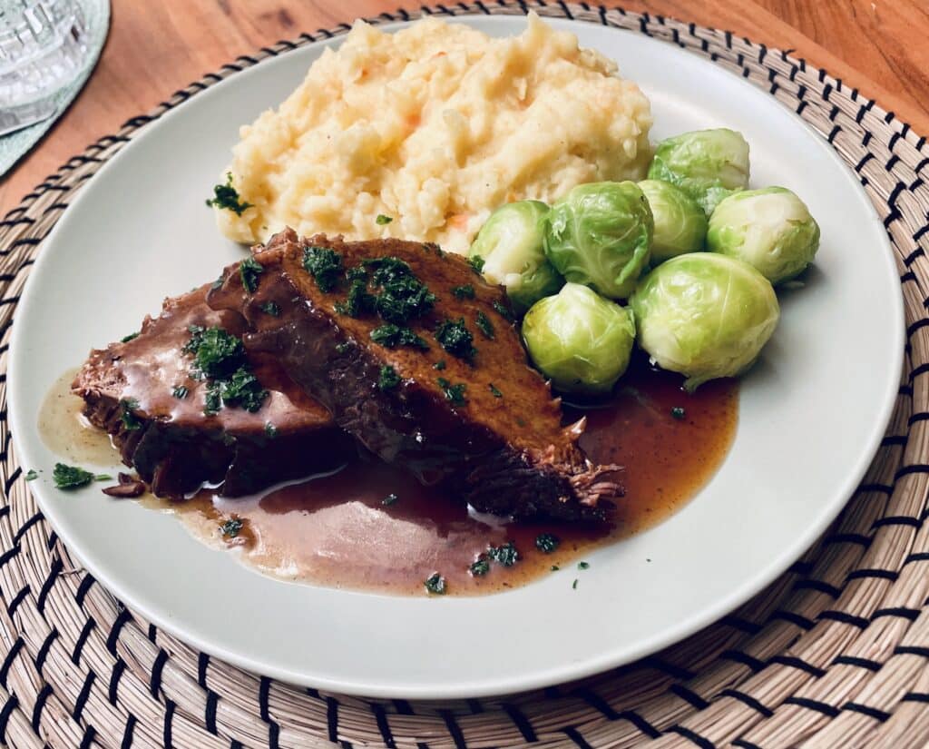 Saftiger Rinderbraten in traumhafter dunkler Sauce - Der Geschmacksdealer